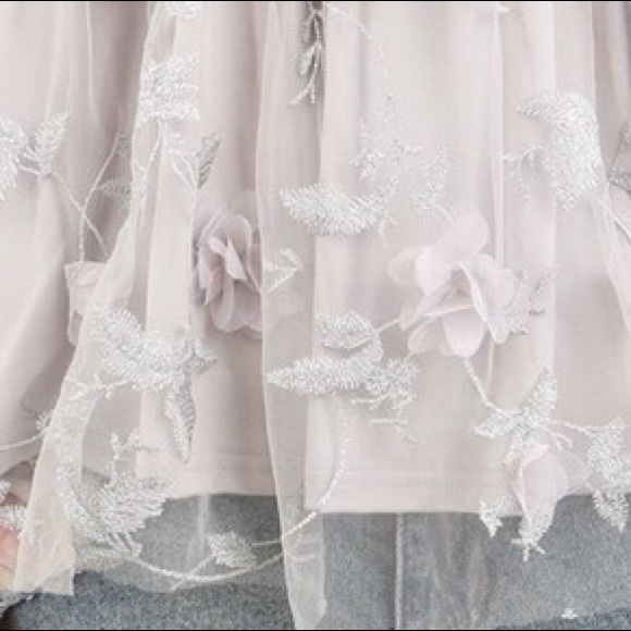 LAST ONE - LARGE Gray Sleeveles Top Flower Detail - Picture 6 of 7